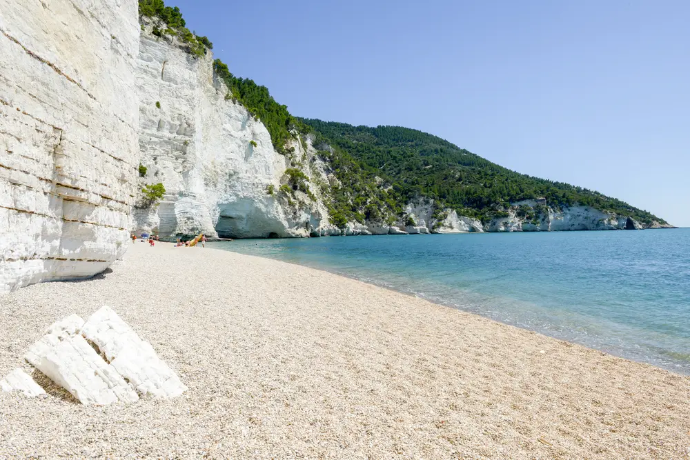 Spiaggia di Vignanotica: il silenzio bianco tra mare e falesie del Gargano
