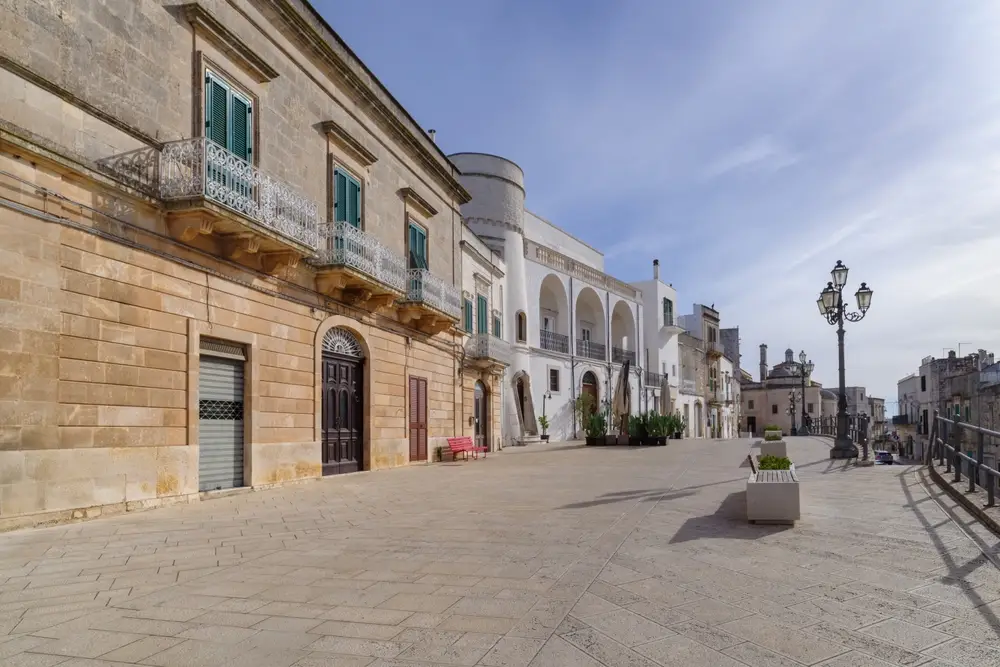 Cisternino, il borgo bianco sospeso tra terra e silenzio