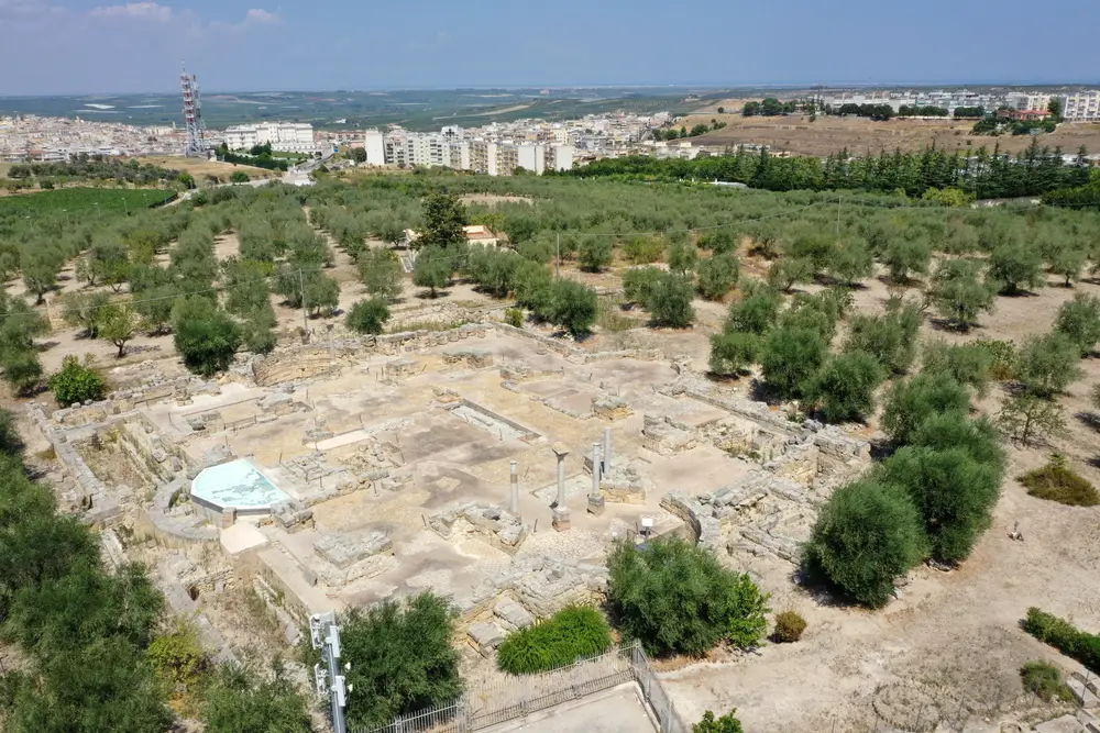 Canosa di Puglia, dove l’arte contemporanea dialoga con le rovine antiche
